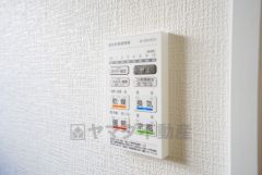 雨の日の洗濯も安心できる浴室暖房乾燥機付き浴室。リモコンで操作もボタン1つで簡単。