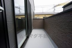 陽当たりの良いバルコニーです。お洗濯やお布団干しはもちろん、日光浴スペースにも。足元は防水工事施工済です。