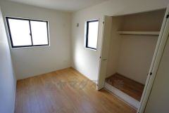 同仕様写真。暖かい日差しが差し込む洋室。たっぷり収納できるクローゼット付きでお部屋の中をすっきりと快適に保てます。