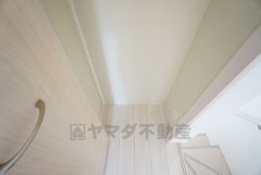 2階の廊下にも収納を確保。各居室に入りきれなかった荷物や、2階で使用する日用品のストック置き場に便利です。