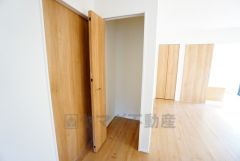 まとめ買いしてもこの収納量なら心配要らずのパントリー。調理家電や食品のストックをすっきりまとめられ、キッチン周りを広々使えます。