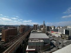 高層階ならではの開放感ある眺望。遠くまで広がる街並みと青空を一望でき、時間帯によって表情を変える景色を日常の中で楽しめます。