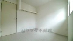 木目調のシンプルデザインで落ち着きと安らぎの空間に仕上げています。各部屋に収納が完備されているので、お荷物が増えても安心の設計です。