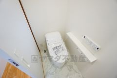 温水洗浄機付トイレです。節水機能もあるので、安心して使えますね。もちろん、1階2階の2ヶ所にトイレがあるので、忙しい朝にもゆとりができますね。