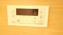 湯量・湯温の設定、そして保温までワンタッチのフルオートバス。便利な追い炊き機能付きです。