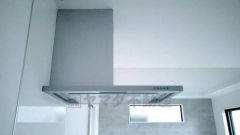 お手入れが簡単なスリム型レンジフードです。調理により発生する油煙や臭いを吸い込み、屋外へ排気してくれます。