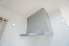 お手入れが簡単なスリム型レンジフードです。調理により発生する油煙や臭いを吸い込み、屋外へ排気してくれます。