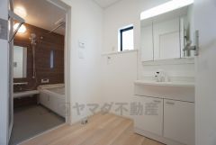 同仕様写真。三面鏡つき洗面台。収納も一体型になっているので、ドライヤーやヘアアイロンの置き場に困りません。