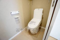 壁リモコンタイプのウォシュレット付き。すっきりした見た目で、トイレ奥の掃除もしやすいです。