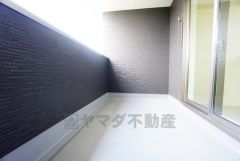 陽当たりの良いバルコニーです。お洗濯やお布団干しはもちろん、日光浴スペースにも。足元は防水工事施工済です。