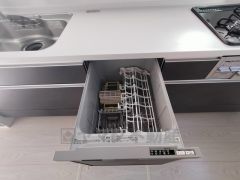 食事の後の手間を解消する食器洗い乾燥機付。冬場の洗い物で手荒れの悩みもなくなります。手洗いよりも節約できて便利。