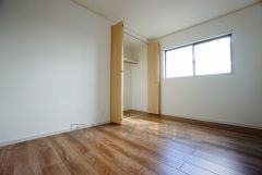同仕様写真。暖かい日差しが差し込む洋室。たっぷり収納できるクローゼット付きでお部屋の中をすっきりと快適に保てます。