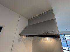 お手入れが簡単なスリム型レンジフードです。調理により発生する油煙や臭いを吸い込み、屋外へ排気してくれます。