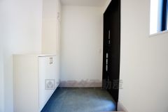 採光も考えられた明るい玄関です。