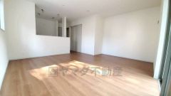 大きな窓のあるリビングは、陽光あふれる明るい空間です。居心地良く、ご家族皆がゆったり寛げる憩いの空間となりそうです。