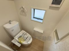 温水洗浄機付トイレです。節水機能もあるので、安心して使えますね。もちろん、1階2階の2ヶ所にトイレがあるので、忙しい朝にもゆとりができますね。