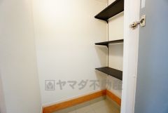 同仕様写真。壁一面に設けた大容量のシューズクローゼットは実用性と機能性を兼ね備えています。急な来客でも、いつも整頓された玄関でお出迎えができます。