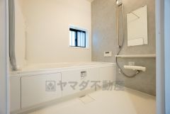 1日の疲れを癒すくつろぎのバスルーム。足を伸ばしてもゆったりと入れるサイズです。お子様と一緒にお風呂に入っても狭くないですね^^