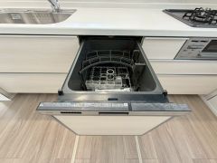 食事の後の手間を解消する食器洗い乾燥機付。冬場の洗い物で手荒れの悩みもなくなります。手洗いよりも節約できて便利。
