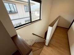 小さなお子様やご高齢の方でも安心できる、手すり付き階段。段差も低めで設定されており、安全性にも優れています。