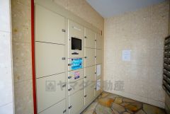 不在時でも荷物が受け取れる宅配ボックス完備。共働きの家庭や外出の多い方に便利。お子様の留守番中も安心ですね＾＾