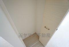 同仕様写真。2階の廊下にも収納を確保。各居室に入りきれなかった荷物や、2階で使用する日用品のストック置き場に便利です。