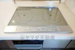 同仕様写真。汚れてもサッとふける、お手入れのしやすいIHクッキングヒーター。オール電化なので経済的です。