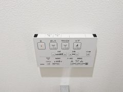 温水、暖房、ウォシュレット付の高機能トイレです。