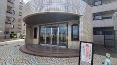 エントランスの外まで管理が行き届いた綺麗なマンションです。