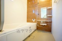 1日の疲れを癒すくつろぎのバスルーム。足を伸ばしてもゆったりと入れるサイズです。お子様と一緒にお風呂に入っても狭くないですね^^