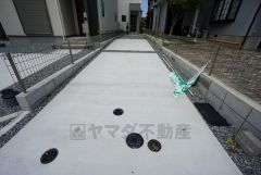 駐車スペースはゆとりある2台分を確保。マイカー用に、お客さま用に、余裕を持ってご利用いただけます。