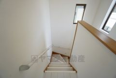 小さなお子様やご高齢の方でも安心できる、手すり付き階段。段差も低めで設定されており、安全性にも優れています。