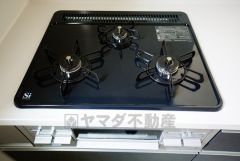 同時にたくさんの料理が調理できる3口コンロ。長時間熱を通しておきたい煮込み料理を作りながら、炒め物など同時進行で進められます。