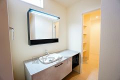 ミラー扉の内側が収納スペースになっています。ティッシュBOXも収納可能。可変トレイは、収納物に応じて高さの調節が可能。取り外して洗えるので清潔です。