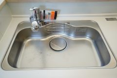 同仕様写真。大きなお鍋も楽々洗える幅の広いシンクです＾＾ステンレスシンクなので簡単にお掃除できますよ。洗剤やスポンジもすっきりできる収納付き。