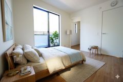 家具はイメージです。寛ぎの時間を紡ぎだす主寝室は、大型ベッドを置いても余裕の広さを確保しています。