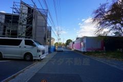 広々した前面道路は、交通量も少なく小さなお子様も安心。