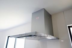 お手入れが簡単なスリム型レンジフードです。調理により発生する油煙や臭いを吸い込み、屋外へ排気してくれます。