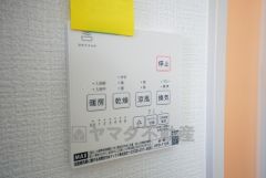 浴室暖房乾燥機付き。天候に左右されず、いつでも好きなときに洗濯物を干せるので、仕事や家事で忙しい方に重宝します。