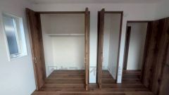 暖かい日差しが差し込む洋室。たっぷり収納できるクローゼット付きでお部屋の中をすっきりと快適に保てます。