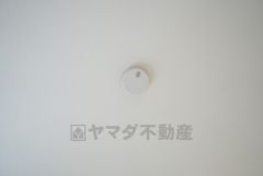 火災による煙や熱を感知して、警報音やブザー等で火災の発生を知らせてくれる火災警報器。