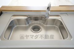 色も形もキレイなシンクは、広さも確保しているので、大きめの鍋も簡単に洗えます。