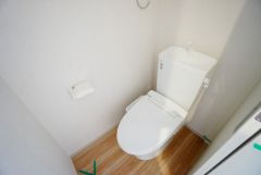 温水洗浄機付トイレです。節水機能もあるので、安心して使えますね。もちろん、1階2階の2ヶ所にトイレがあるので、忙しい朝にもゆとりができますね。