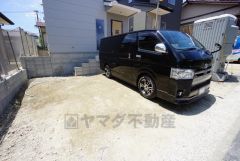 現地（2025年7月16日）撮影。駐車スペースはゆとりある2台分を確保。マイカー用に、お客さま用に、余裕を持ってご利用いただけます。