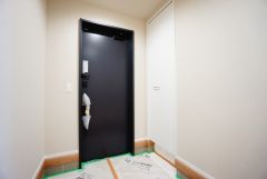 白を基調とした明るい玄関です。
