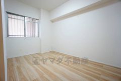 木目調のシンプルデザインで落ち着きと安らぎの空間に仕上げています。各部屋に収納が完備されているので、お荷物が増えても安心の設計です。