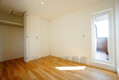 明るい洋室です。ナチュラル色のフローリングで開放的な優しい雰囲気になっています＾＾ベッドや机、ＴＶを置いてもゆとりのある広さです。