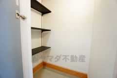 同仕様写真。ベビーカーや泥のついたおもちゃをしまうのに便利なスペースです。玄関周りをスッキリさせることが出来ます＾＾