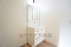 三面鏡つき洗面台。鏡裏にたっぷりとした収納スペースがあります。鏡を閉めてしまえば小物は見えないため、スッキリとした印象の洗面台にできます。