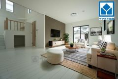 家具はイメージです。大きな窓のあるリビングは、陽光あふれる明るい空間です。居心地良く、ご家族皆がゆったり寛げる憩いの空間となりそうです。